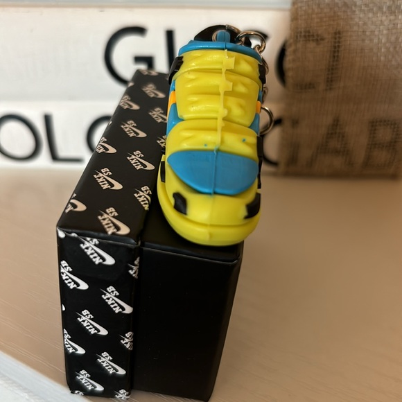 RUBBER KEYCHAIN, COMES WITH BOX - Picture 3 of 4